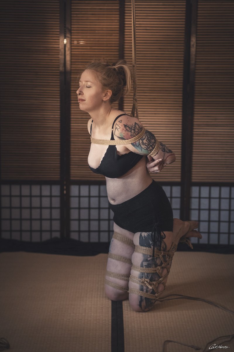 catmason_ropes's tweet photo. Liegend - Stehend - Fliegend (2025)
One tie, 3 positions. 
#shibari #catmason #rigger #ropebunny #ropeart #shibarilove #bondageart #artofshibari #juterope #ukete #hogtie #suspension #diamondpattern #stuttgart #photoshooting #thisisart #artwork #artistic #tatoomodel https://t.co/bqzL96TVGG
