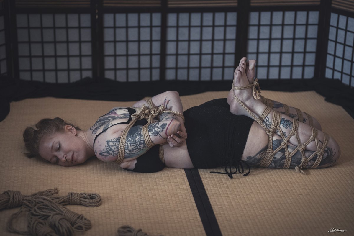 catmason_ropes's tweet photo. Liegend - Stehend - Fliegend (2025)
One tie, 3 positions. 
#shibari #catmason #rigger #ropebunny #ropeart #shibarilove #bondageart #artofshibari #juterope #ukete #hogtie #suspension #diamondpattern #stuttgart #photoshooting #thisisart #artwork #artistic #tatoomodel https://t.co/bqzL96TVGG