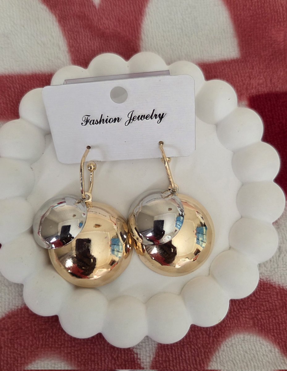 dr_melanin's tweet photo. I have earrings for sale in Lilongwe 
Mk10,000 to Mk12,000 
+265889404062 

https://t.co/i18LYZ7rJO https://t.co/l9bHCdLVJi