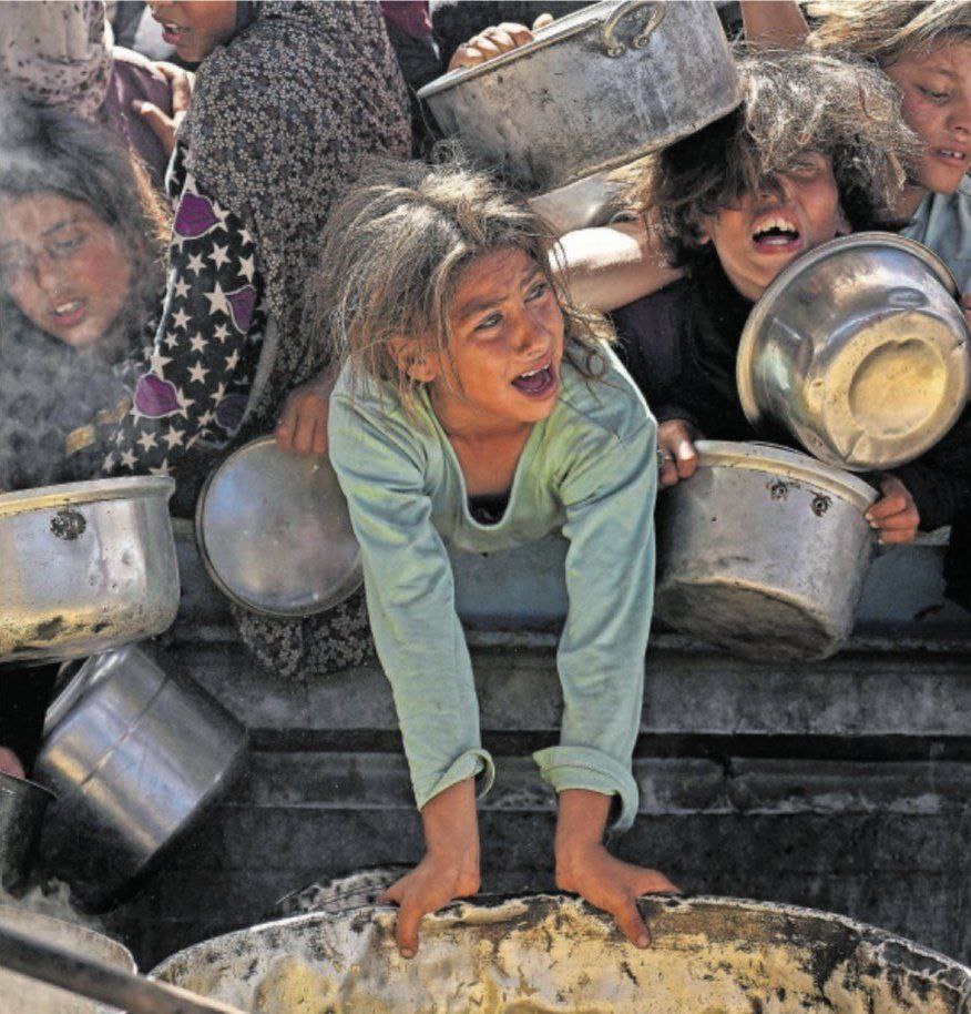IranEmbassyLB's tweet image. الديمقراطية والحضارة الغربية في أبهى تجلياتها: نساء غزة ورجالها يتزاحمون للحصول على فتات الطعام في ظل الحصار الاسرائيلي والتجويع الممنهج الذي يرزحون تحت وطأته.. هكذا تُمارس "الحرية" و"حقوق الإنسان" في قاموس الغرب.
#غزه_تموت_جوعاً