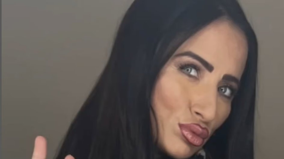 ZaAdrienne's tweet photo. Chantelle Houghton unveils a dramatic new look after her instant liquid facelift, celebrating self-confidence as she continues her personal transformation and wellness journey.   https://t.co/gVehjvV3ZJ https://t.co/AQOj84pVK8
