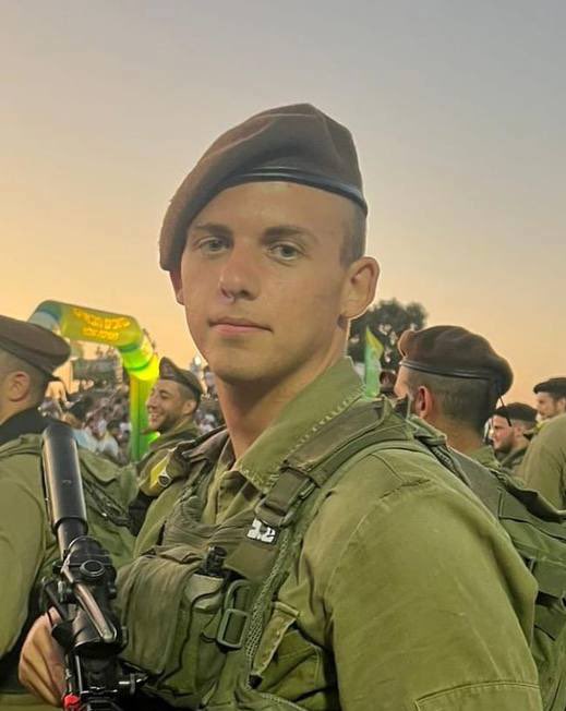 limor_sonhrmelh's tweet image. הלב נשבר
סמ”ר עמית כהן הי”ד, בן 19 בלבד, לוחם בגדוד 13 של חטיבת גולני, נפל בקרב בדרום רצועת עזה.
עמית היה מהטובים שבטובים, ונלחם בגבורה למען עם ישראל
משפחת כהן היקרה. בזכות בנכם, ובזכות לוחמים שכמותו, נמשיך לחיות כאן בעוז ובאמונה.
השם ייקום דמו. יהי זכרו ברוך.