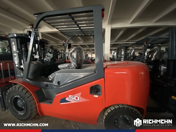 richmchn's tweet image. #machineryexport
RICHMCHN Ships HELI CPCD150 Diesel Forklift to Guatemala🚜
⚙️Cummins QSB6.7 engine
📏Duplex mast 5m lift
↔️Side shifter &amp;amp; fork positioner
🛠️Fork length 1370mm
🚜Pneumatic tires
❄️Cabin with A/C for comfort
#HELI #dieselforklift #construction #heavyequipment