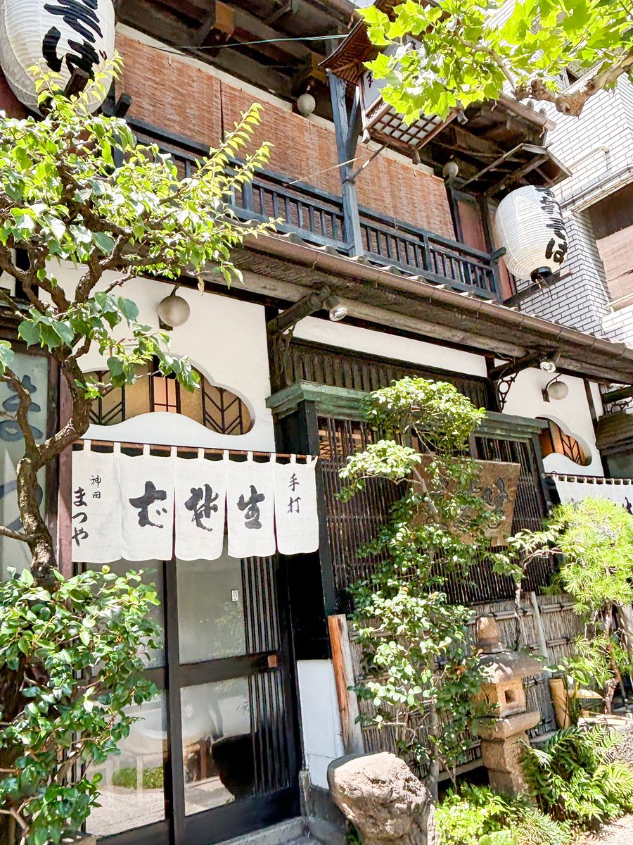 kanda_azarashi's tweet image. 今年もこの季節がやってきた〜🌻毎年恒例の神田まつやのすだち蕎麦✨夏だね！
神田 まつや/淡路町