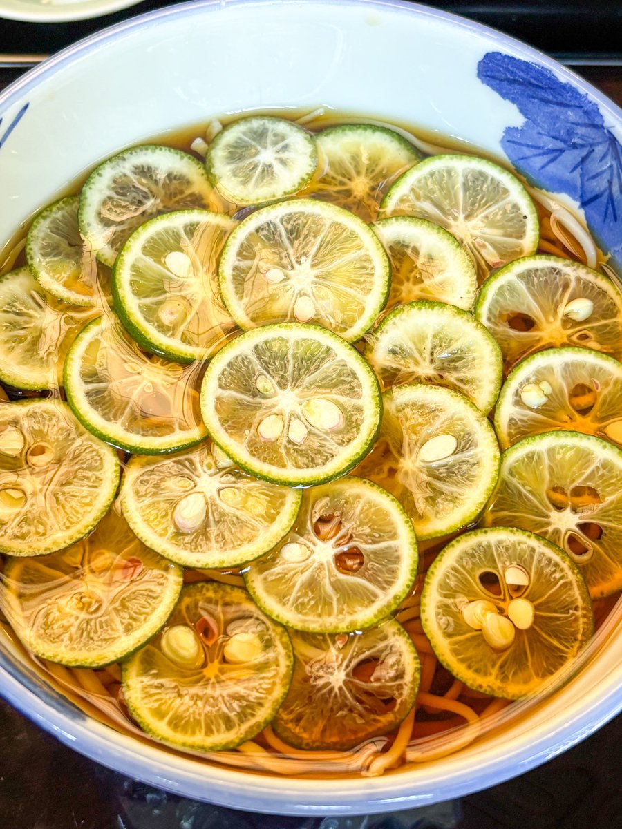 kanda_azarashi's tweet image. 今年もこの季節がやってきた〜🌻毎年恒例の神田まつやのすだち蕎麦✨夏だね！
神田 まつや/淡路町