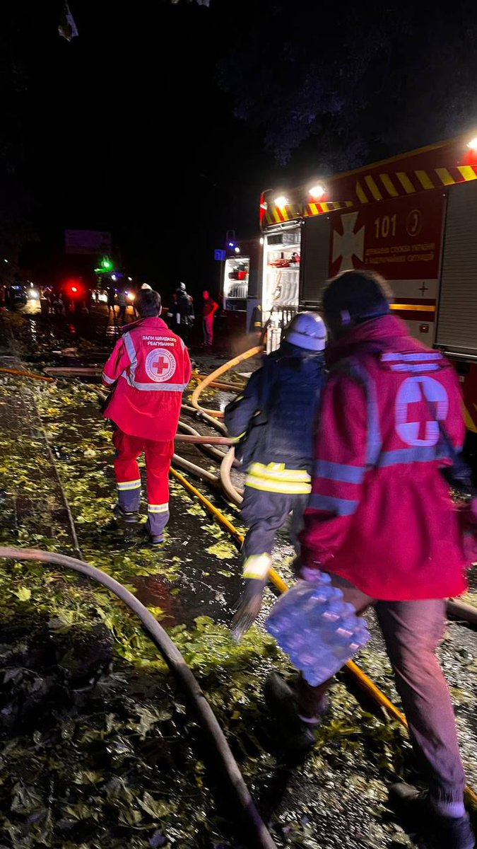 🚨Last night, Ukrainian Red Cross emergency teams responded to Russian attacks in Sumy &amp; Odesa. Volunteers provided first aid, psychological support &amp; essential relief items. In #Sumy, 3 people were injured; in #Odesa, a fire broke out and 1 person was hurt. #Ukraine #NotATarget