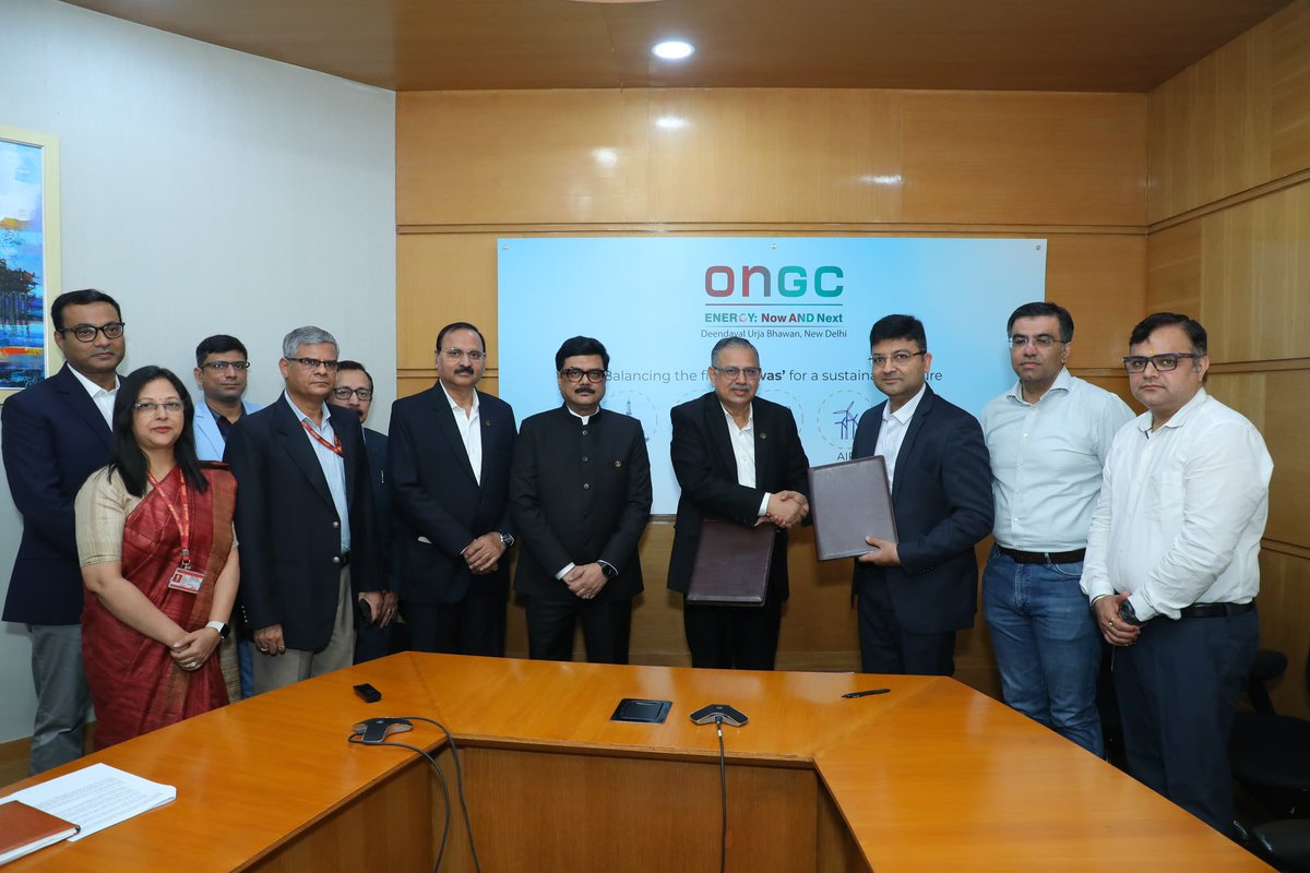 ONGC_'s tweet photo. #ONGC has signed a Memorandum of Understanding (MoU) with @Vedanta_Group on 22 July 2025, that will pave the way for early monetisation of Jantapathar Gas Field of Upper Assam Shelf South Block, A&AA Basin.
 
The MoU will enable ONGC & #Vedanta to jointly decide on gas evacuation from the discovery well JP-1Z that couldn’t be put on production earlier, due to non-availability of surface facilities as well as gas sales market in the area. 

Under the MoU, joint decision on techno-commercial aspects like split of reserves of the common reservoir, cost and revenue sharing model etc. would also be taken through mutually agreed terms & conditions for holistic development of the field.
 
The MoU was signed in the presence of @CairnOilandGas Chief Production Officer Mandeep Narang, #Cairn Chief Policy and Regulatory Officer Rakesh Agiwal, #ONGC Director (S&CA) @arunangshuONGC and #ONGC Director (Exploration) @opsinhaONGC asserting a remarkable of collaborative development between PSU and Private energy players.

#EnergyNowAndNext #YouAreEnergy