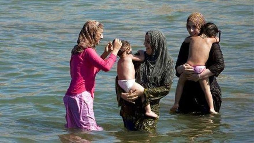 Ripoll (Gerona🇪🇸) primera ciudad española donde se prohíbe el Burkini en sus piscina municipales 

¿Debería de IMPONERSE en todas las piscinas?