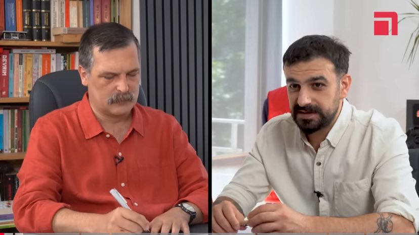 Onur Öncü TİP İstanbul İl Örgütü’nde Erkan Baş’la konuştu. Parti binalarında söyleşi yapmanın gazetecileri deplasmanda hissettirme gibi bir riski vardır. Ancak oturma düzeni, Onur’un vücut dili karşıdındaki siyasi parti başkanıyla o kadar eşit ki. Örnek bir söyleşi olmuş