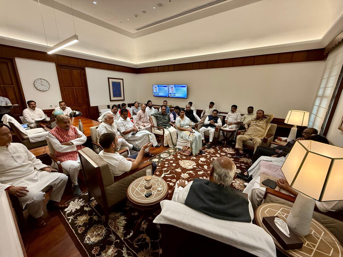 KanimozhiDMK's tweet image. Attended the INDIA alliance leaders’ meeting this morning in Parliament. We discussed the misuse of the Special Intensive Revision of the voter list in Bihar and West Bengal, and developments under #OperationSindoor.
#DMKinParliament