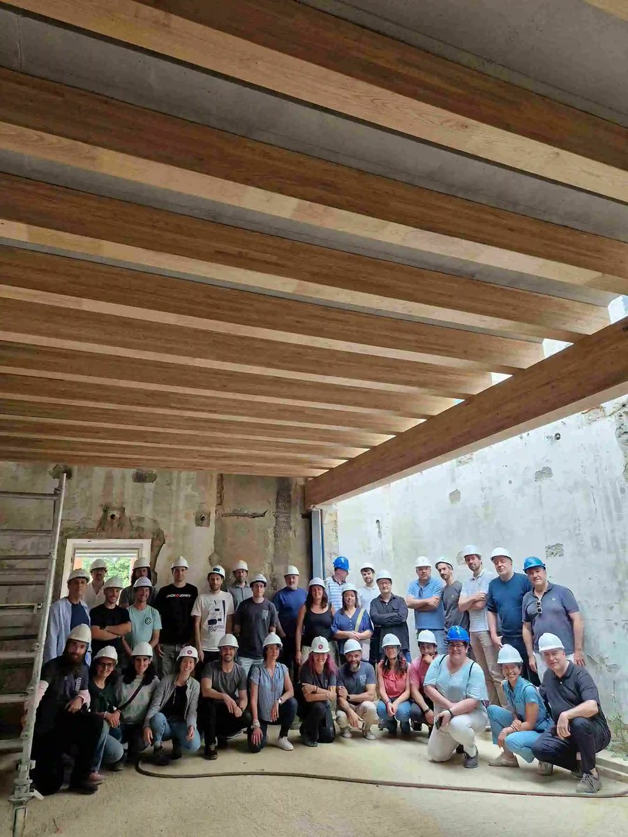woodforfuture's tweet image. 🏗️ ¡Primera obra en el mundo con losa mixta MCLamBS!
📍 En Ares (A Coruña), el Pazo Piñeiro se rehabilita como Centro de Investigación Agrario.
👷♂️ Visita profesional a esta obra piloto de @woodforfuture.
🔗 life-woodforfuture.eu/la-primera-obr…
#LIFEProgramme #LIFEproject