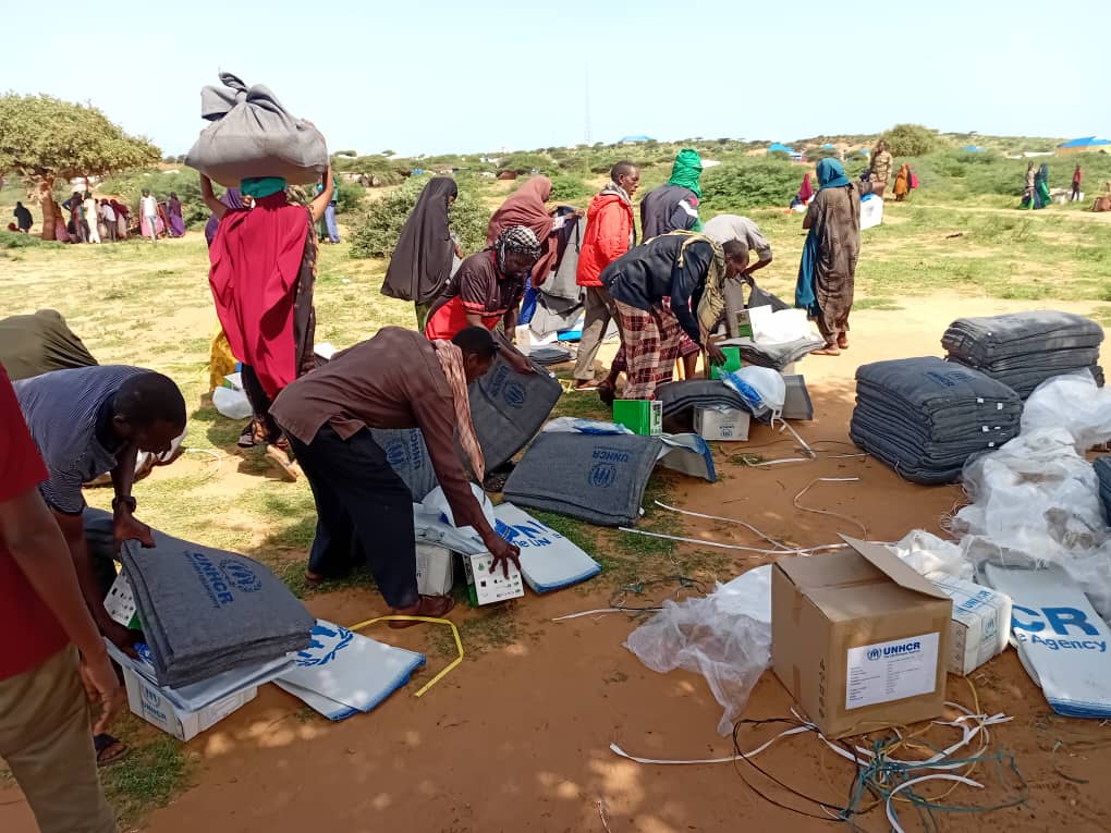 UNHCRSom's tweet image. #UNHCR in Kismayo, alongside implementing partner @AVORD1, supported 600+ vulnerable families displaced by insecurity with essential items. The package included emergency shelter sheets, blankets, jerrycans, sleeping mats, mosquito nets, kitchen sets & solar lanterns.