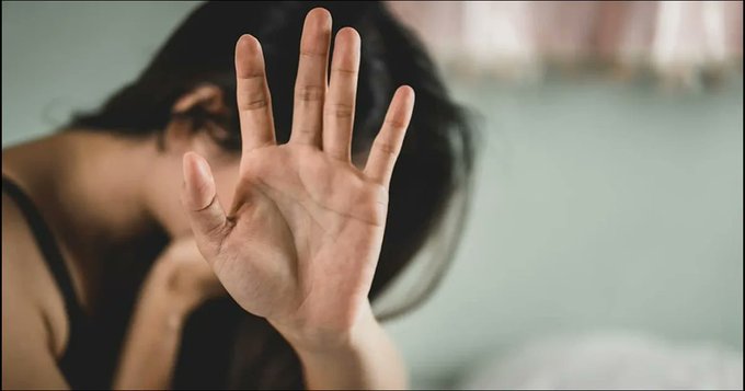 अलीगढ़ में धर्मांतरण का जाल97 महिलाएं लापता, खुफिया एजेंसियां सतर्क  उत्तर प्रदेश के अलीगढ़ से एक चौंकाने वाला मामला सामने आया है,जहां अवैध धर्मांतरण नेटवर्क का भंडाफोड़ हुआ है।अब तक की जांच में सामने आया है कि करीब97 महिलाएं लापता हैं,जिनका संबंध इस नेटवर्क से जोड़ा जा रहा है।