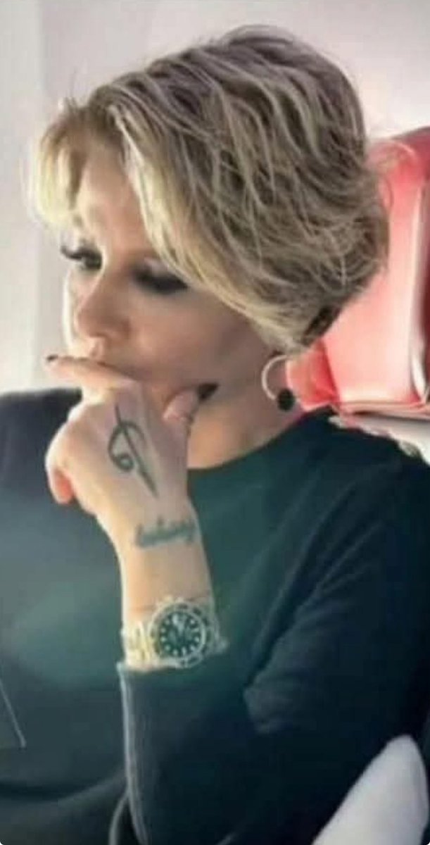 Topluma Arap nefreti aşılayan teyze Arapça dövme yaptırmış. Ulan nasıl bir simülasyona denk geldik biz ya.