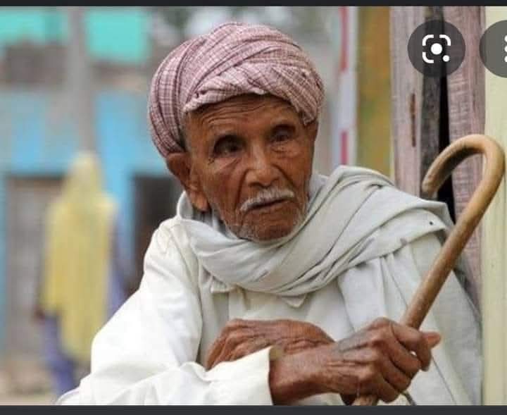 djshmbhu30's tweet image. बुढ़ापा...
पति पत्नी आने वाले त्योहार की ख़रीदारी को लेकर बहुत जल्दीबाजी में थे...
पति ने पत्नी से कहा:- ज़ल्दी करो, मेरे पास टाईम नहीं है औऱ भी जरुरी काम है ऑफिस का..
दोनों घर से निकलने लगे ....
तभी बाहर बरामदे में बैठी बूढ़ी मां पर उसके बेटे की नज़र पड़ गई...
वह मां के…