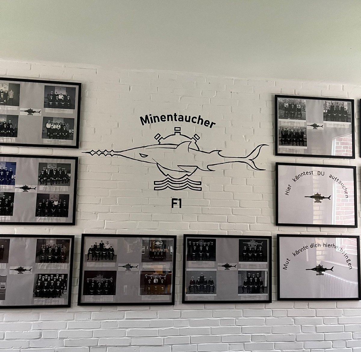 Grnfink2's tweet image. Ahnentafel der Minentaucher-F1-Ausbildung (Grundlagen). Hier hängen Fotos der Wenigen, die diese Herausforderung gemeistert haben - bisher knapp über 1000 Soldaten seit Bestehen der #Bundeswehr.
Freie Flächen sind mit Motivationssprüchen für die Aspiranten belegt.