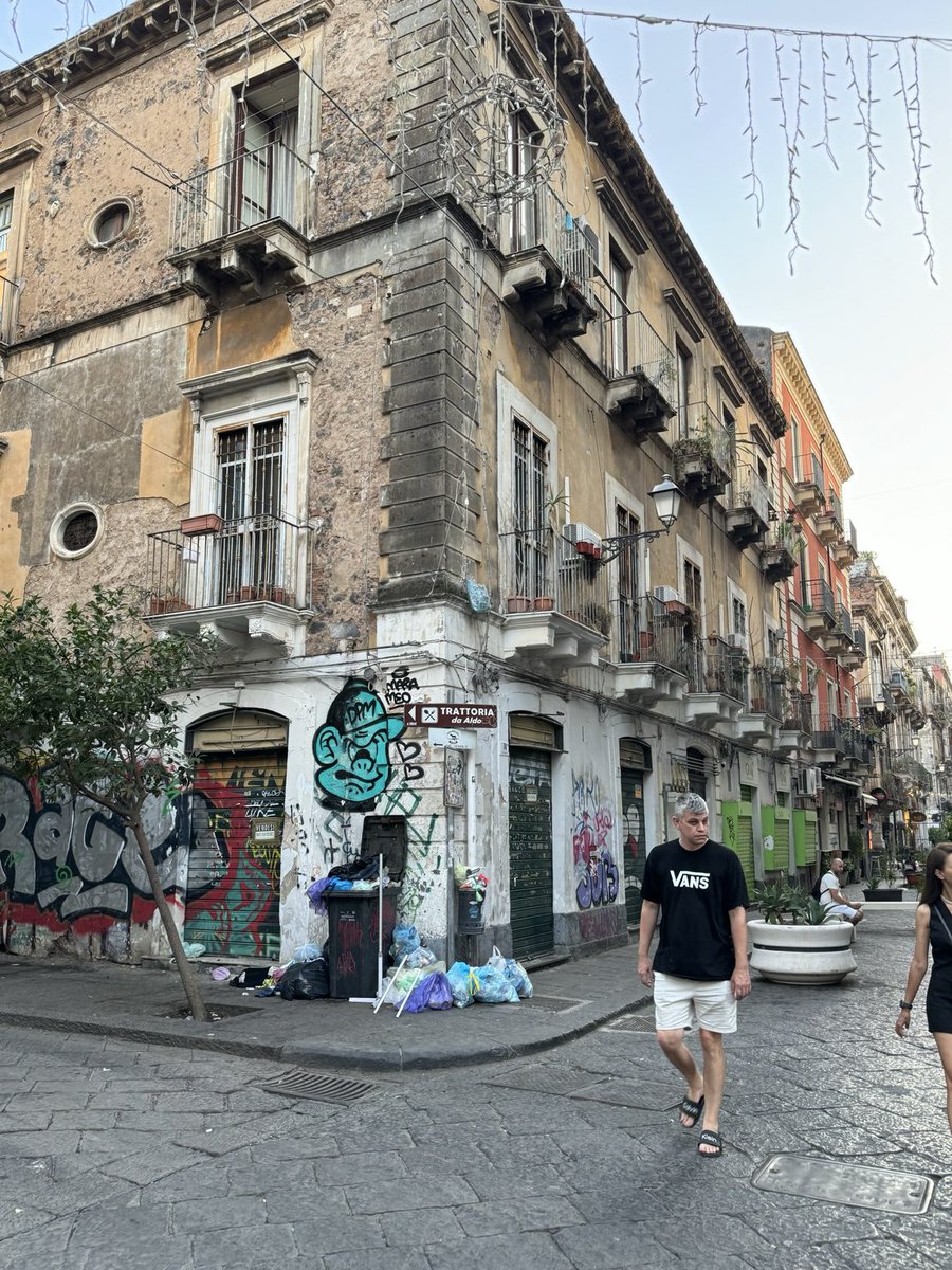kaushikcbasu's tweet image. Beautiful Sicily. As one walks in these streets its a fascinating thought that Archimedes lived in the region & this is the birthplace of pi.