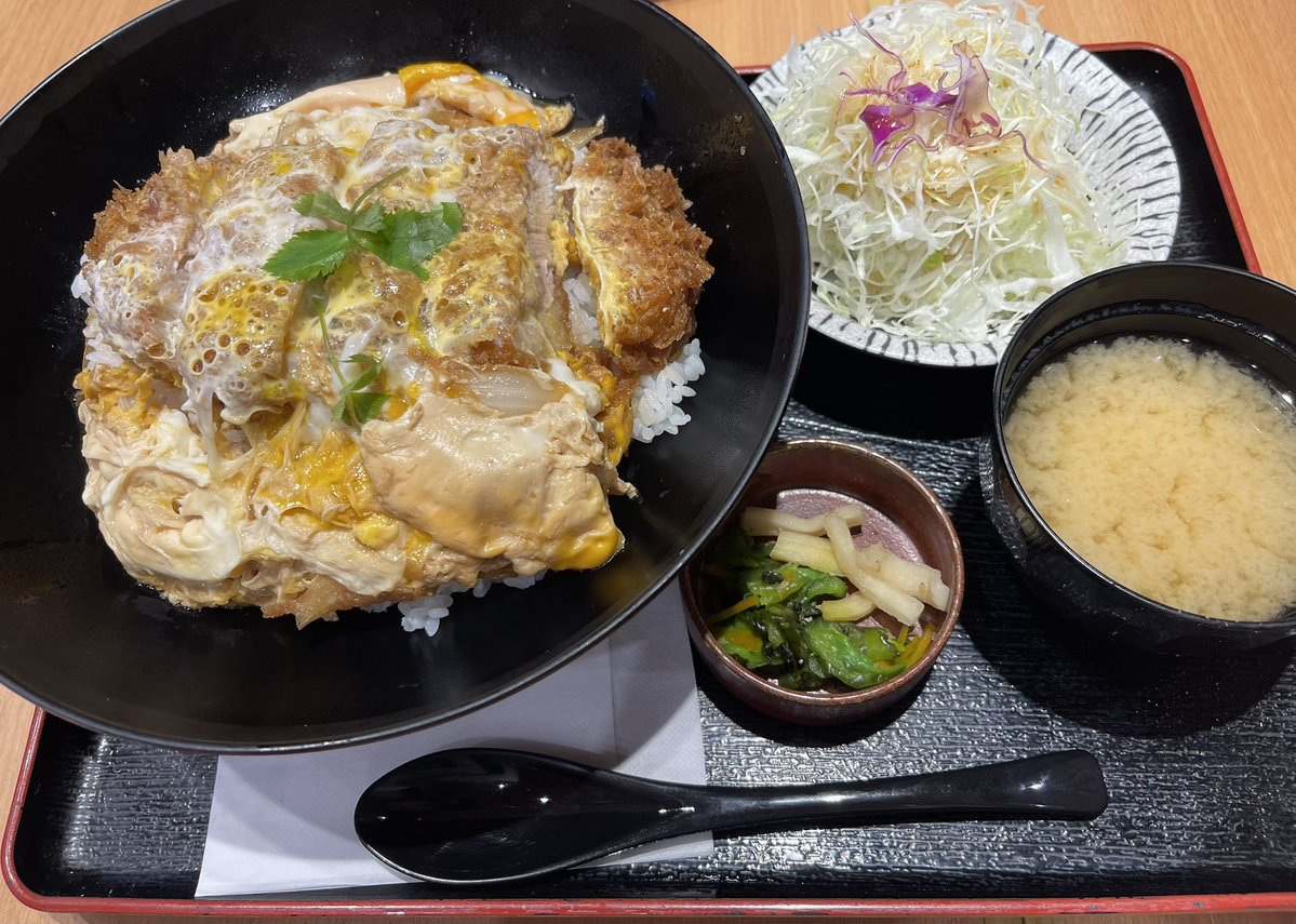 d_notedaily's tweet image. 少し遅めのお昼ご飯食べて帰宅👍🏻 ̖́-
朝から健診に備えてぼぼ絶食してたから限界でした(´°▽°`)
どうしてもカツを食べたかった·͜·ᰔᩚ
カツ定食か、カツ丼か、カツカレーかで最後まで迷いまくりました🤭笑
お味噌汁とかキャベツとか付いてるの嬉しい⸜(*ˊᗜˋ*)⸝