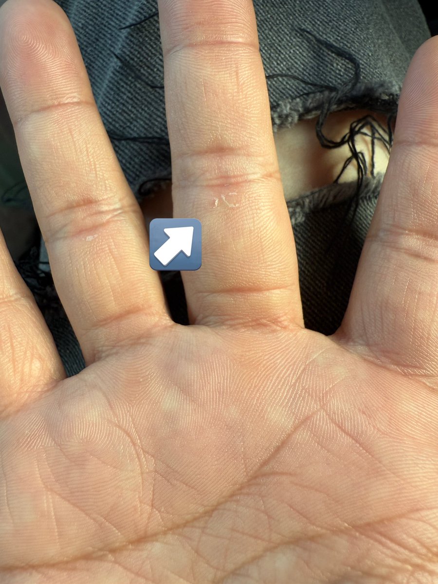 KINGDOM_PIRO's tweet image. 手のひら見たら、中指に「心」って書いてあるのを発見した🖐🏻