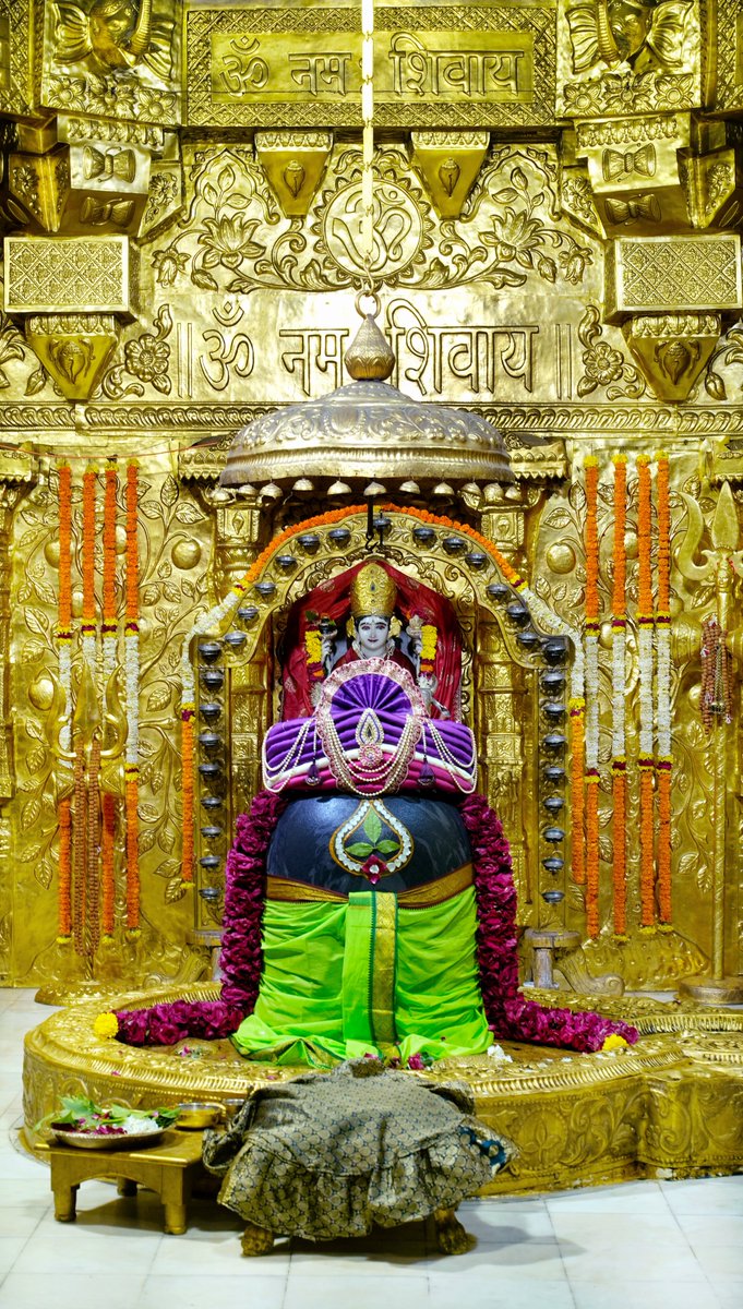 श्री सोमनाथ महादेव मंदिर,
प्रथम ज्योतिर्लिंग - गुजरात (सौराष्ट्र)
दिनांकः 22 जूलाई 2025,आषाढ कृष्ण द्वादशी एवं त्रयोदशी - मंगलवार
मध्याह्न श्रृंगार
07254287
#somnath #mahadev #shivji
#bhakti #somnathlivedarshan #somnathtemple