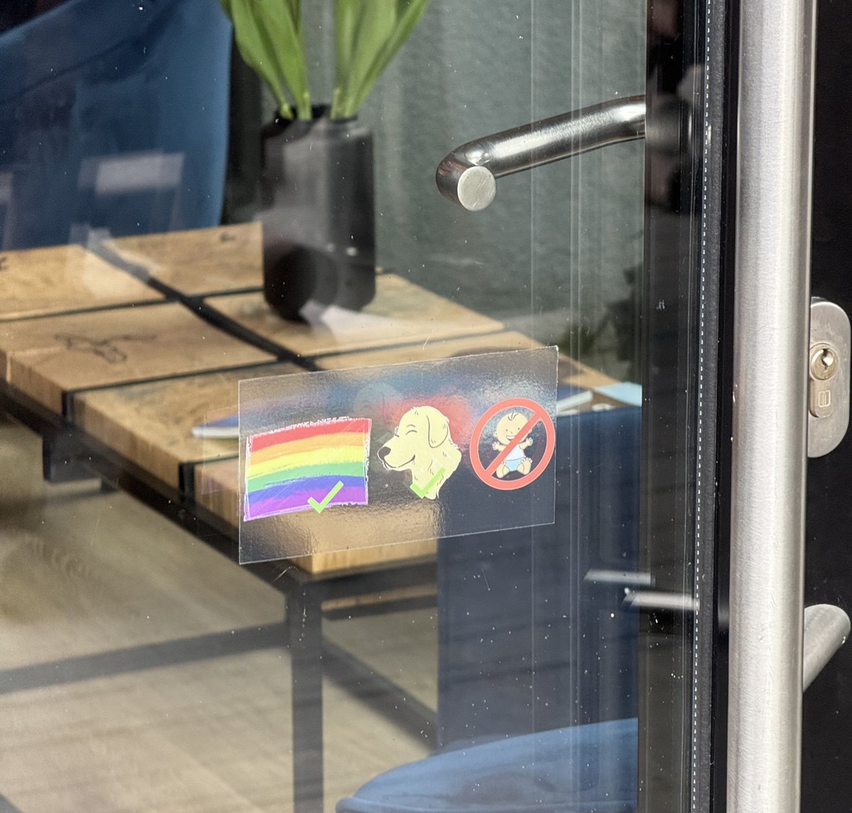 KlaudiaDomagala's tweet image. Właściciel jednego z hoteli nad Bałtykiem uznał, że skoro są tam LGBTQIAP+ z psami, to lepiej żeby dzieci tego nie oglądały?
Można i tak 😉
A tak na poważnie: to co widzimy na zdjęciu to właśnie główna przyczyna kryzysu demograficznego. Kultura uznającą, że dzieci to kłopot i…