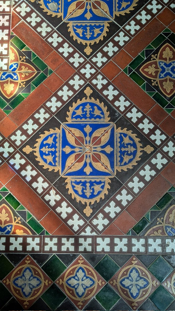 Tiny little prancing birds at St Andrew's, Barnwell.  The chancel was remodelled in the 1870s and the tiled floor by Maw's was apparently added then, it's striking without being garish.
#TilesOnTuesday
