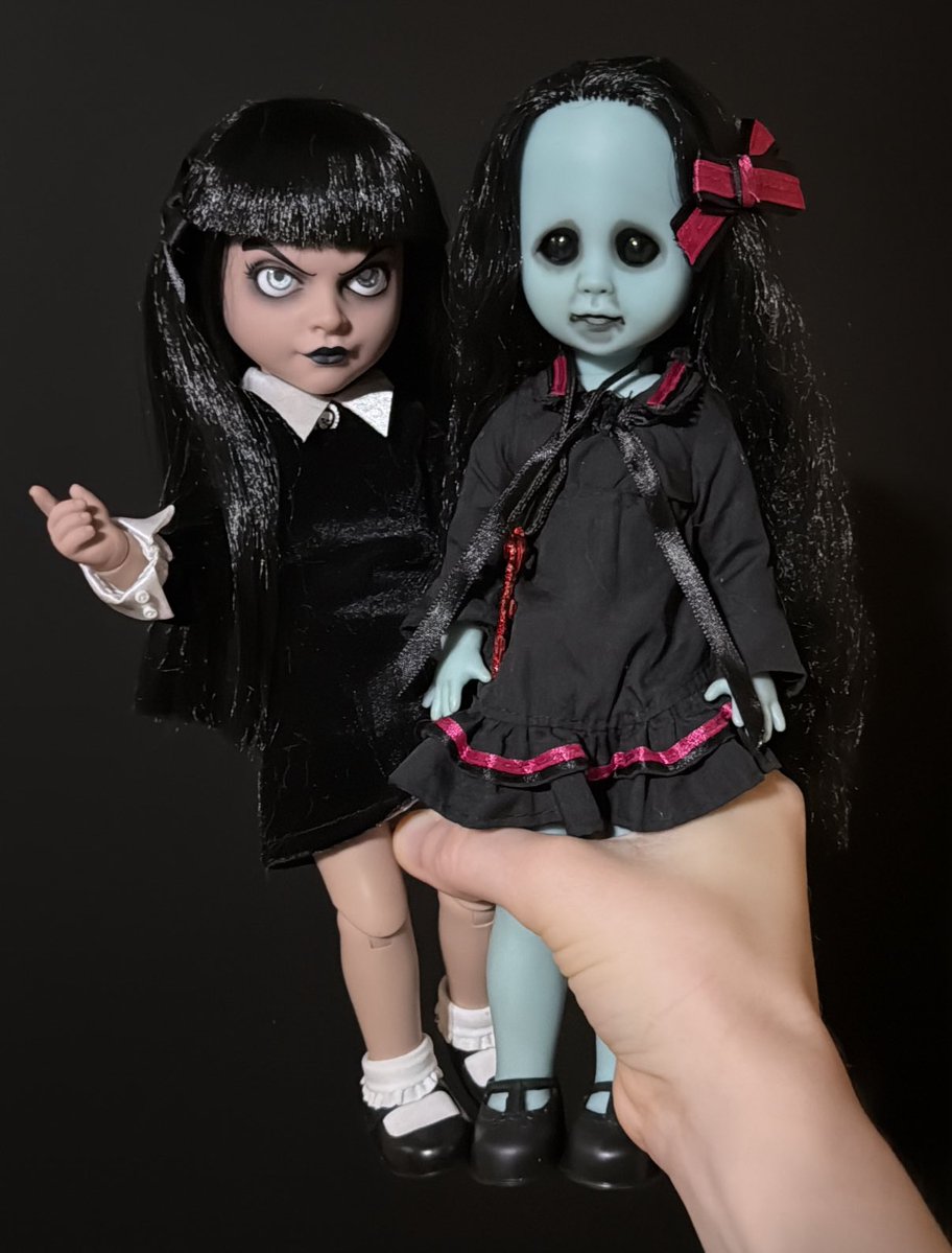 acridoid's tweet image. girls 🖤🖤🖤🖤🖤