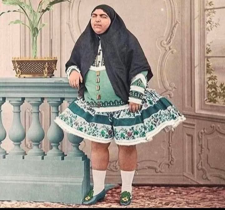 ahmed_Code26's tweet image. ايراني جي خوبصورت  شهزادي فاطمه خانم، عرف &quot;عصمت الدوله&quot;جنهن جي عشق ۾  13 نوجوانن پنهنجيون زندگيون ختم ڪري ڇڏيون ڇاڪاڻ ته  شھزادئ انهن نوجوانن جي محبت کي رد ڪيو جنهن جي هنن زندگي جو انت آندو ۔ هي تصوير انٽرنيٽ تي هن دعويٰ سان گردش ڪري رهي آهي ته &quot; شھزادي دوله کي سن 1900ع  جي…
