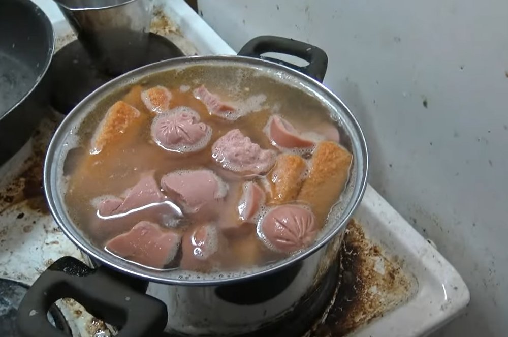 JVirtanen123's tweet image. Raikas ja ravitseva lounas. Maksamakkara kalapuikko keitto.