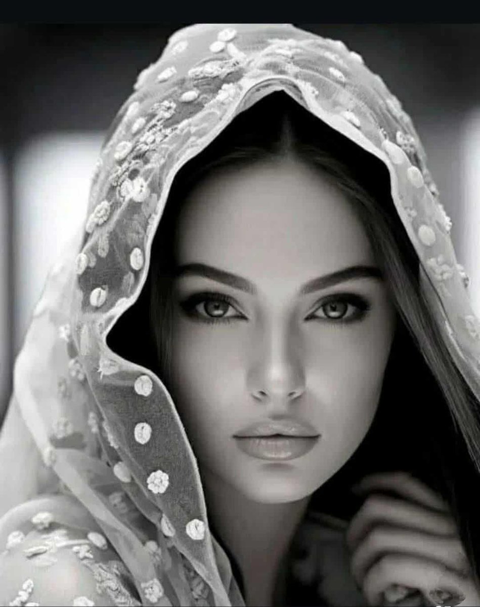 Ey Yar... 
sukuta  hapsolmuş sözlerimi  
 Şiirlerime  #Dua diye  yazıyorum  
Her  şeyi  bilen ve  gören  tek  adrese  
 #Aminlerle 'lerlle  imzalayıp  
Haram sevdaların aksine 
Tövbe pul'larını  yapıştırıp  
 Gönderen kısmını da boş bırakıp
Tevekkül kutusuna atıyorum...
•
•
•