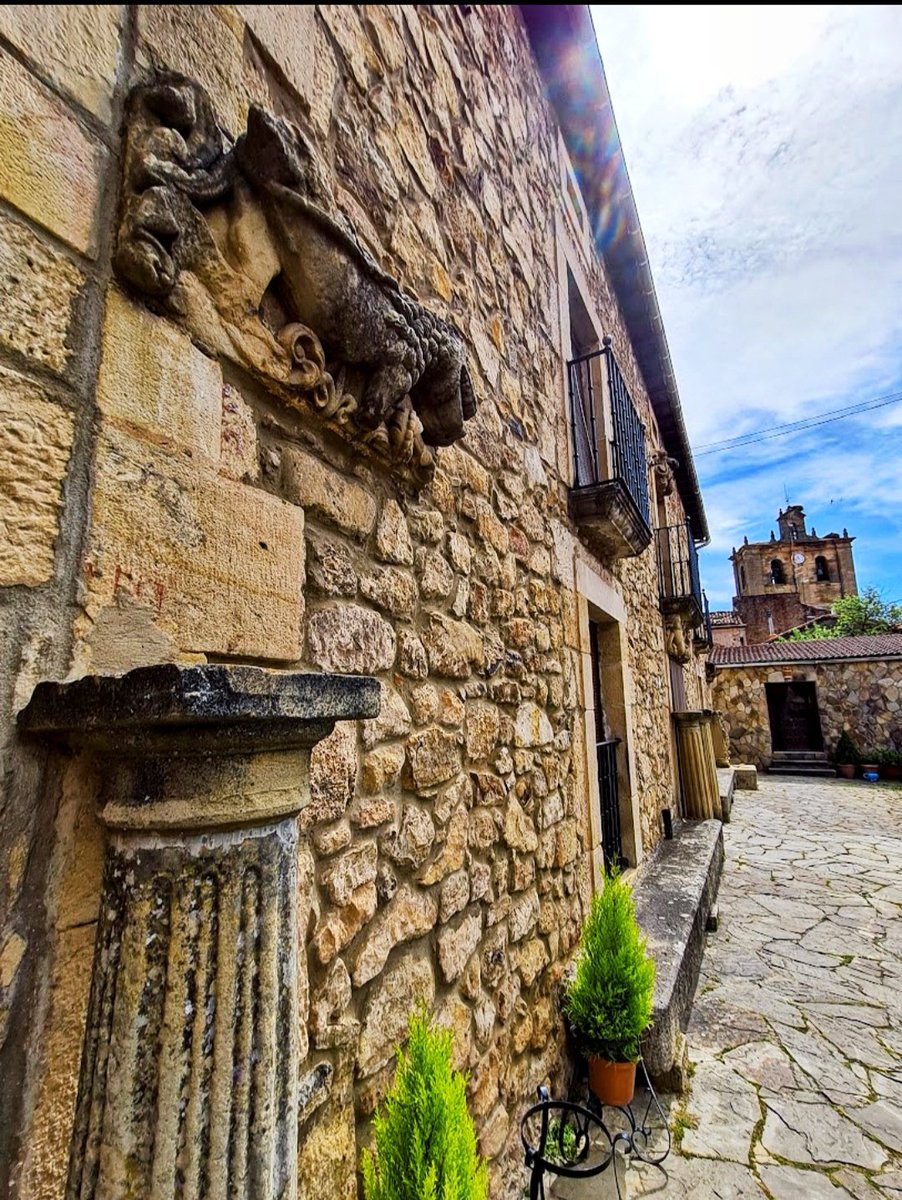 ¡No te olvides de admirar los relieves en piedra de la Casa de los Leones!
Después, puedes seguir tu paseo por Vinuesa hasta la iglesia de Nuestra Señora del Pino cuyo campanario vigila incesante la villa.

#vinuesa #soria #turismo
#vinuesaunaaventuradeleyenda #castillayleon