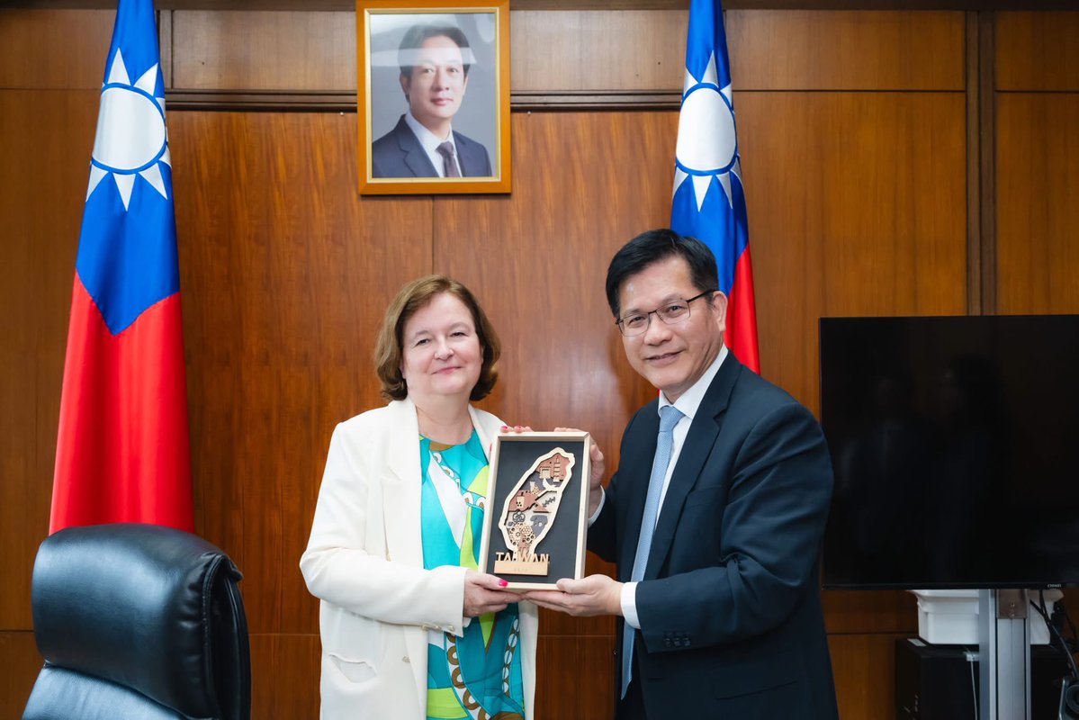 chia_lung's tweet image. Honored to meet @NathalieLoiseau and the first @Europarl_EN EUDS delegation to Taiwan. In the face of growing hybrid threats, #Taiwan and #Europe stand together to safeguard democracy, counter disinformation, and strengthen resilience. Grateful for the EP’s unwavering support.
