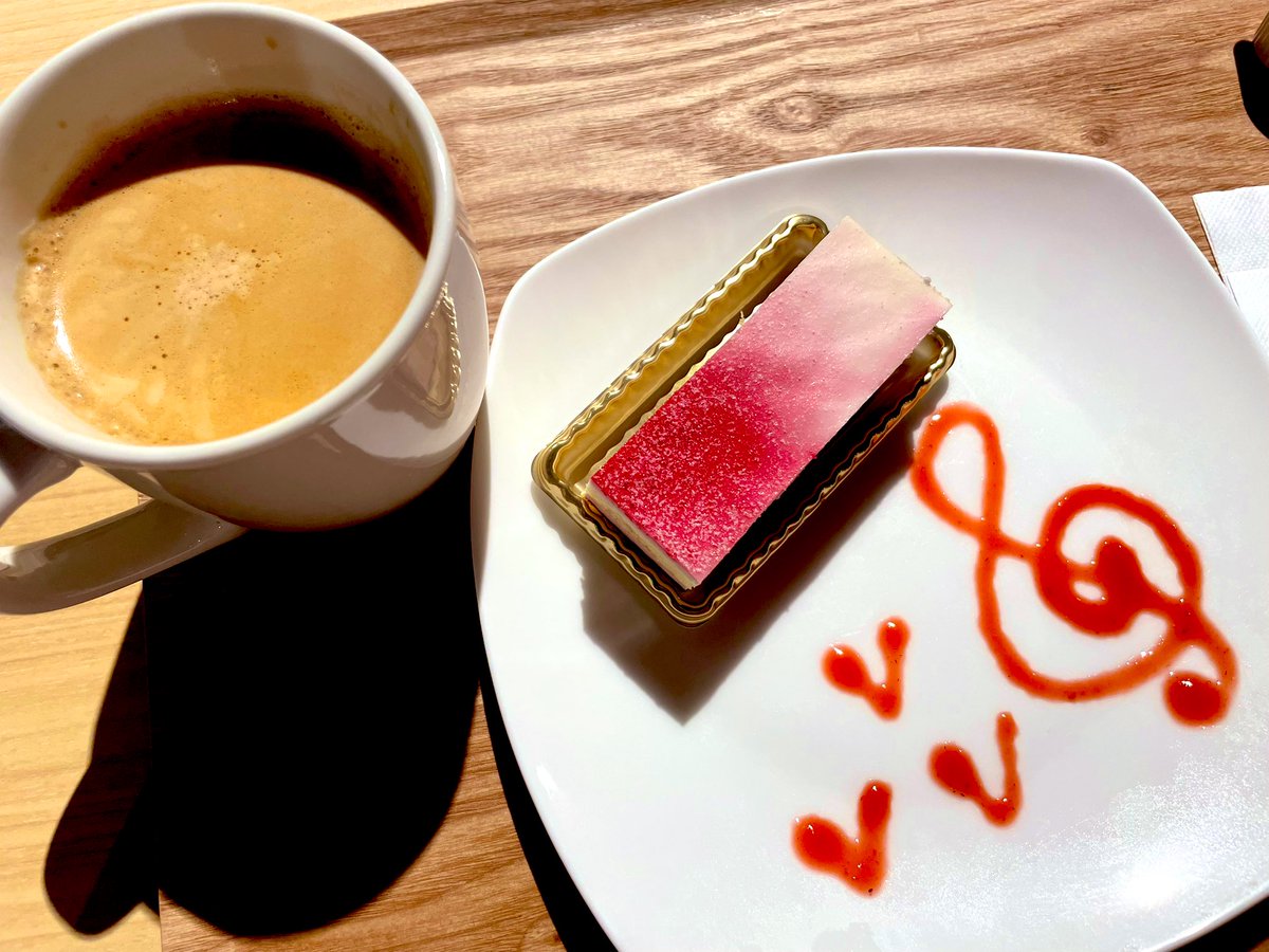 CircleTrip's tweet image. ケーキが美味しいという噂を聞いたので飯田グループ×大阪公立大学共同出展館内の洋食KISSHOへ🍰 万博会場の喧騒から離れた落ち着いた空間でゆっくりできました〜
お値段が手頃で入館者しか利用できないので空いているのが嬉しい😋 プロトンさんの解説も見れるよ
#大阪関西万博 #パクパク万博 #EXPO2025