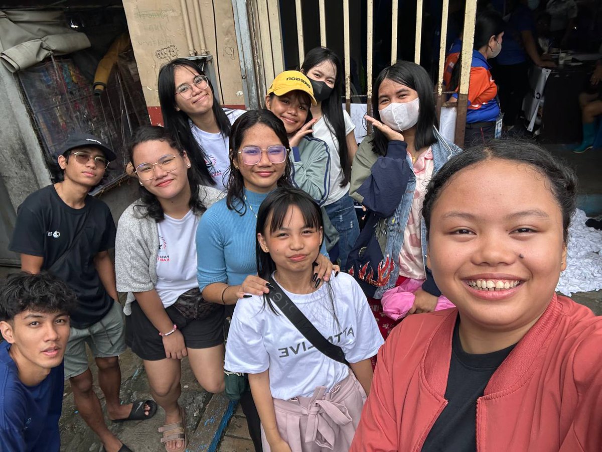 #AngatBayanihanInAction: Nagsimula na ang PasigLaban Kabataan, bahagi ng ating Angat Bayanihan Volunteer Network, sa pamamahagi ng hot meals para sa mga evacuee sa Nagpayong Multipurpose Hall, Pasig City. 

Maraming salamat sa Bureau of Fire Protection at sa lahat ng volunteers!
