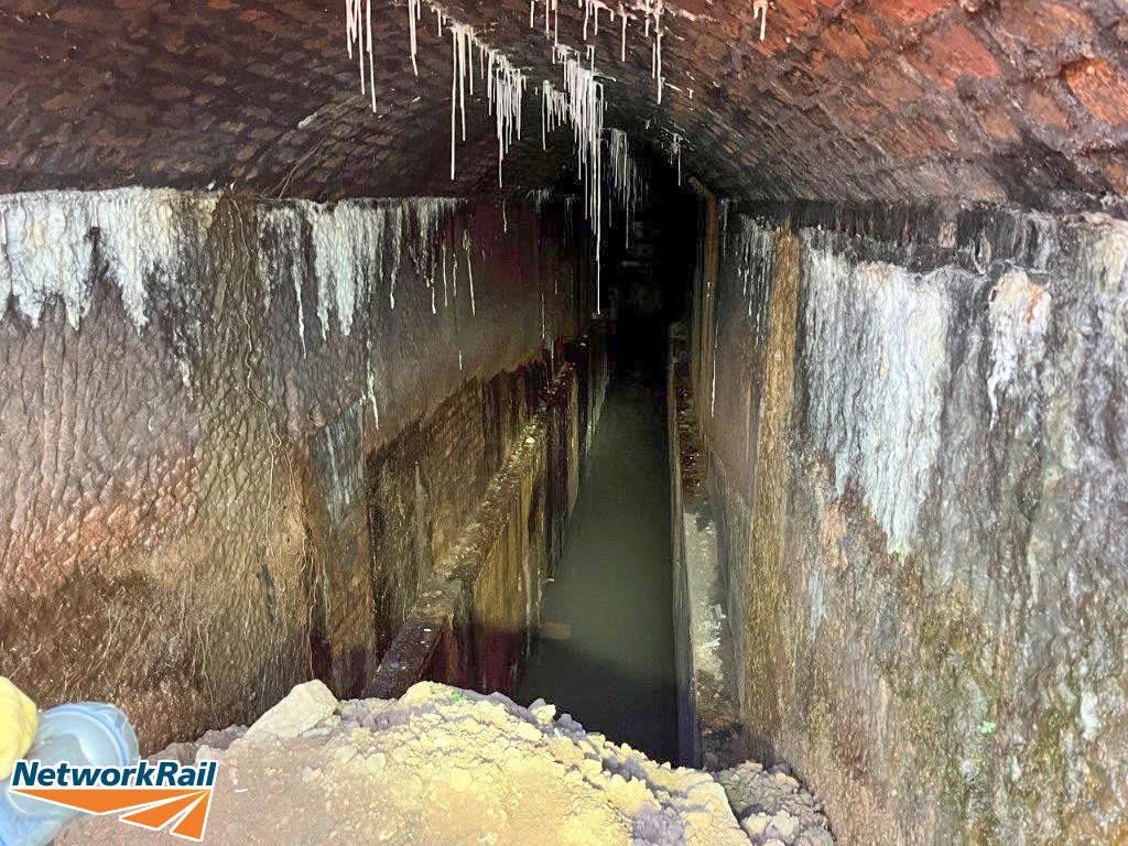 ORailways's tweet image. 😮Network Rail has just uncovered after being sealed for decades! the original 1849 rope winding vault for the Victoria Tunnel at Edge Hill. As with the Wapping and Lime Street tunnels, it used a steam-powered rope haulage system to pull rolling stock up from the docks