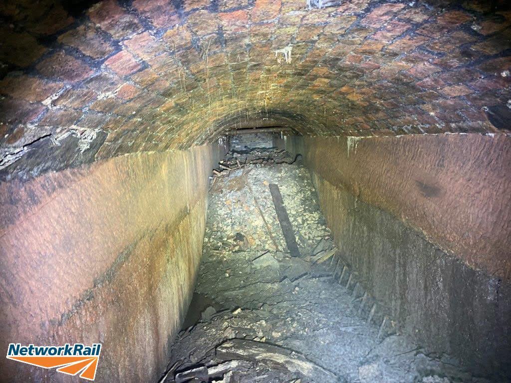 ORailways's tweet image. 😮Network Rail has just uncovered after being sealed for decades! the original 1849 rope winding vault for the Victoria Tunnel at Edge Hill. As with the Wapping and Lime Street tunnels, it used a steam-powered rope haulage system to pull rolling stock up from the docks
