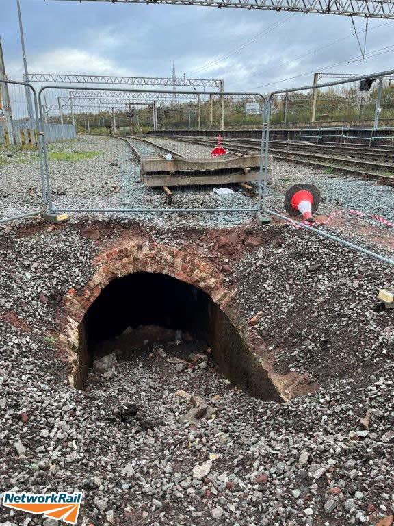 ORailways's tweet image. 😮Network Rail has just uncovered after being sealed for decades! the original 1849 rope winding vault for the Victoria Tunnel at Edge Hill. As with the Wapping and Lime Street tunnels, it used a steam-powered rope haulage system to pull rolling stock up from the docks