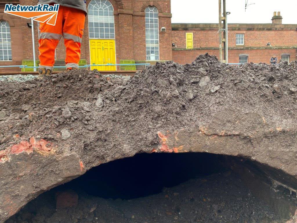 ORailways's tweet image. 😮Network Rail has just uncovered after being sealed for decades! the original 1849 rope winding vault for the Victoria Tunnel at Edge Hill. As with the Wapping and Lime Street tunnels, it used a steam-powered rope haulage system to pull rolling stock up from the docks
