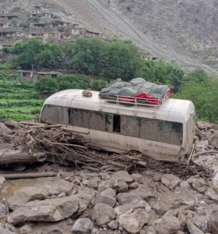 ’ہر طرف چیخ و پکار تھی‘: بابوسر ٹاپ کے قریب سیلابی ریلے کی تباہی
بی بی سی 
سوموار کی شام کو بابو سر ٹاپ کے قریب گھومنے والے سیاح اس بات سے بلکل بے خبر تھے کہ اگلے چند لمحوں میں کیا ہونے والا ہے۔ یہ مقام عام طور پر اس موسم میں سیاحوں سے بھرا ہوتا ہے لیکن موسم کے تیور بدل رہے تھے۔