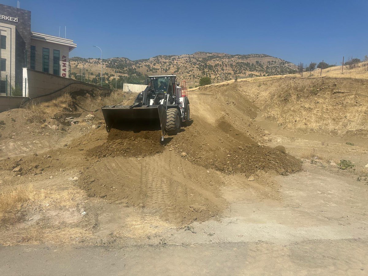📍Recep Tayyip Erdoğan Millet Bahçesi

Fen İşleri Müdürlüğümüz, Millet Bahçesi çevresindeki geçici otopark alanında zemin iyileştirme ve yeni bağlantı yolu çalışmaları başlattı.
Bu düzenlemeyle, araç yoğunluğu azaltılarak giriş-çıkışlar daha güvenli ve düzenli hale getirilecek.