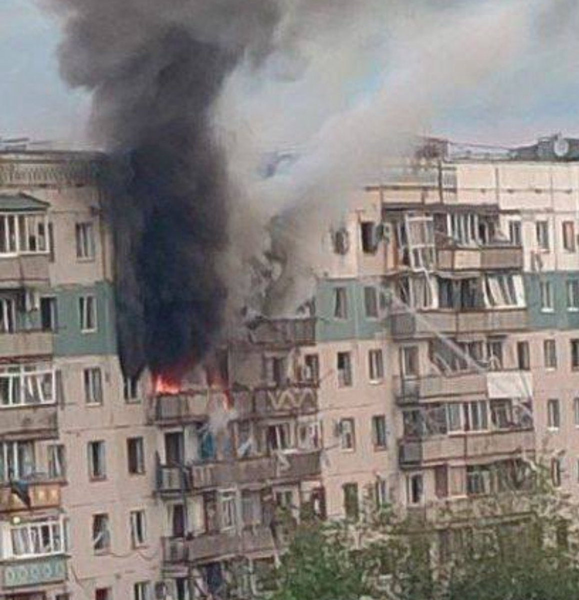 visegrad24's tweet image. A Russian glide bomb has hit an apartment building in Kramatorsk, killing a 10-year-old Ukrainian boy