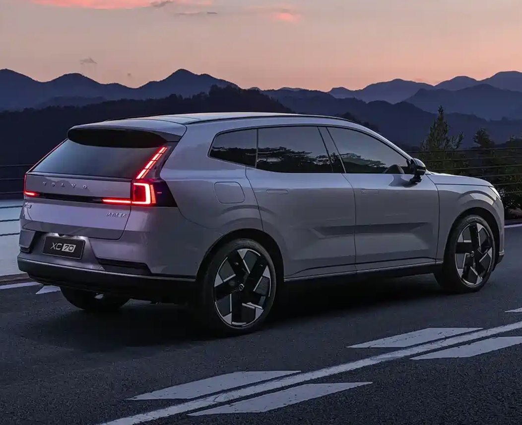 TychodeFeijter's tweet image. Volvo XC70 for China: pre-sales in August, new official photos
The XC70 has been designed and developed in China for the Chinese market. We have new official photos, showing an Aurora Silver car on a lonely mountain road.
The Volvo XC70 is a PHEV, it is largely based on the…
