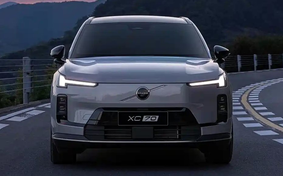 TychodeFeijter's tweet image. Volvo XC70 for China: pre-sales in August, new official photos
The XC70 has been designed and developed in China for the Chinese market. We have new official photos, showing an Aurora Silver car on a lonely mountain road.
The Volvo XC70 is a PHEV, it is largely based on the…
