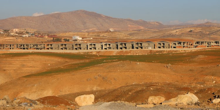 Toplu mezarlarla gündeme gelen Newala Qesaba kayyım tarafından ranta açılıyor

Newala Qesaba, sadece bir mekan değil, Kürtlerin hafızasında sembolik bir yer

Ağır insan hakları ihlallerinin yaşandığı, hakikatin üstünün örtüldüğü, geçmişle yüzleşmenin engellendiği bir alan
