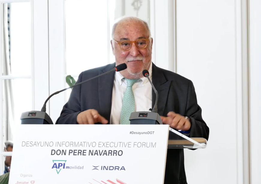 Pere Navarro comienza su intervención explicando el eso que ha ido ganando la #movilidad: "El futuro de las ciudades se juega en el terreno de la movilidad"

#DesayunoDGT <a href="/IndraCompany/">Indra</a> <a href="/DGTes/">Dir. Gral. Tráfico</a>