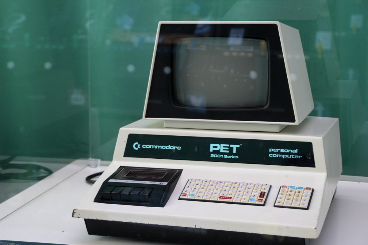 Museu Ciència Cat (@mnactec) on Twitter photo 🤔 Has vist mai un ordinador com aquest? 
💻 El PET (Personal Electronic Transactor) va ser el primer ordinador domèstic completament equipat de la casa Commodore a final dels anys 1970.
🔗 bit.ly/46I5LaW 🤔 Has vist mai un ordinador com aquest? 
💻 El PET (Personal Electronic Transactor) va ser el primer ordinador domèstic completament equipat de la casa Commodore a final dels anys 1970.
🔗 bit.ly/46I5LaW