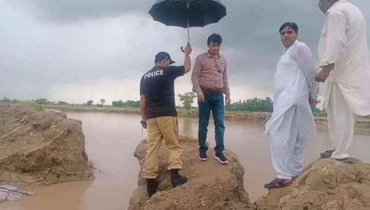 جس ملک کے افسران میں چھتری اٹھانے گاڑی کا دروازہ کھولنے اور گلاس میں پانی بھرنے کی طاقت نہ ہو وہ قوم کے دکھ درد مسائل کیا سمجھیں گے