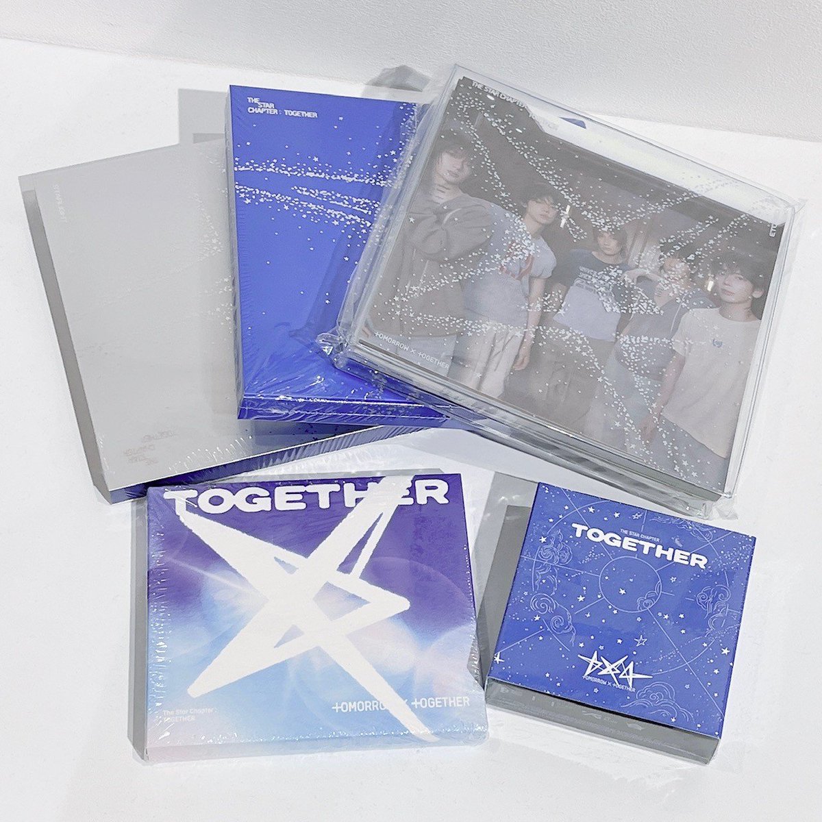 hmvbooks_hakata's tweet image. 【 #TOMORROW_X_TOGETHER 】

／
                   4th album
『 The Star Chapter: TOGETHER 』
         入荷しました⋆.·✦💙🖤🤍
＼

発売を記念して、パネル展開催中.ᐟ.ᐟ

🎁応募抽選用シリアルナンバー
🎁フォトカード
※形態ごとに特典内容が異なります
hmv.co.jp/news/article/2…