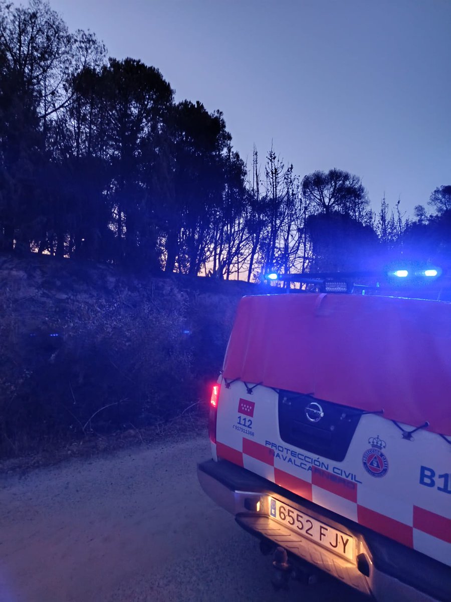 Pcnavalcarnero's tweet photo. 🚨 Ayer por la tarde - noche, recibimos aviso de #CECOM por zona humeante junto a la A-5, km 33 y 35 sentido creciente.
🚒 Acudimos con bomba forestal ligera y tras revisar el área, localizamos varios puntos calientes (tocones) en una zona previamente quemada. https://t.co/ZHJJxP9pMx
