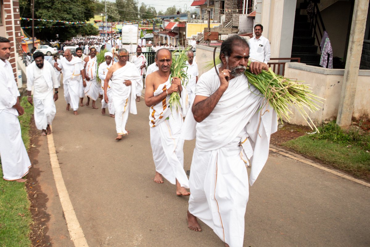PriyadharshanS's tweet photo. The Badagas are one of the indigenous population of The Nilgiris. ‘Habbas’ or festivals involve rituals based on the agrarian culture of their past.
Badagas celebrate the festival of ‘Devhabba’, to welcome the Harvest Season.
#festival #India https://t.co/6xvvvu13dO